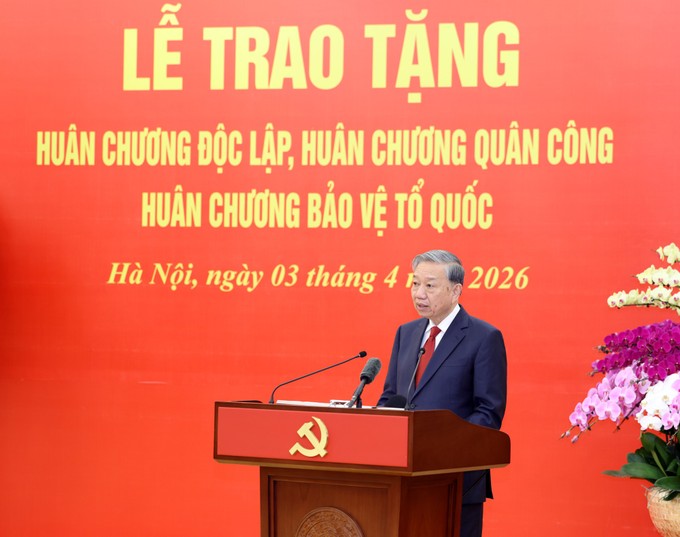 Trao tặng Huân chương cao quý đến lãnh đạo Đảng, Nhà nước và cán bộ cấp cao