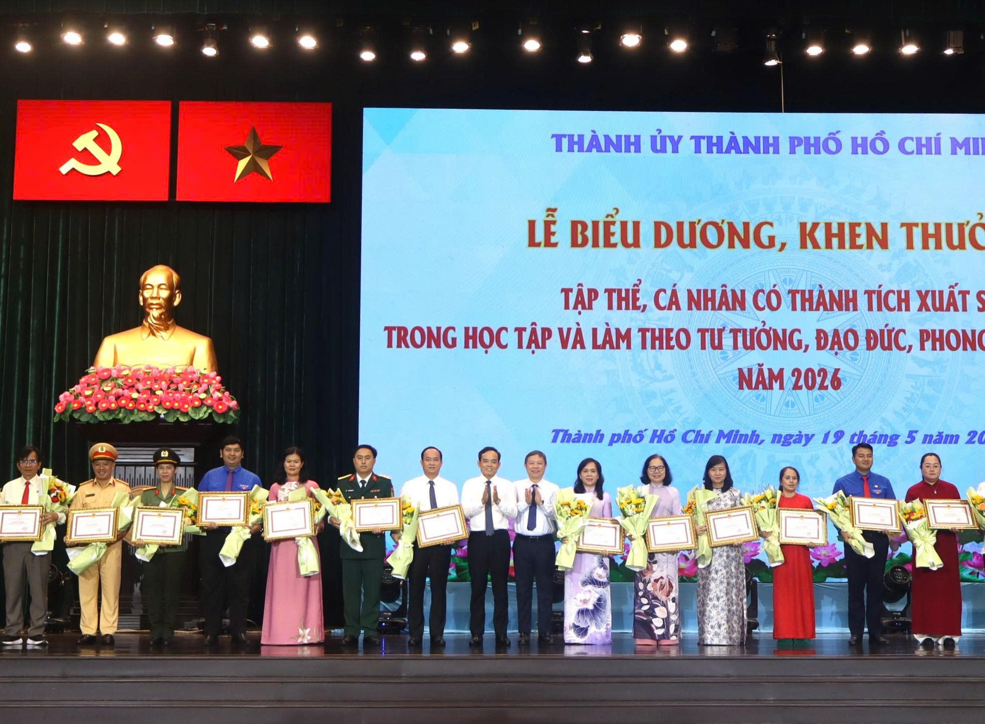 Hơn 1.000 tập thể, cá nhân tiêu biểu của các Đảng bộ trực thuộc Thành ủy TP.HCM được biểu dương