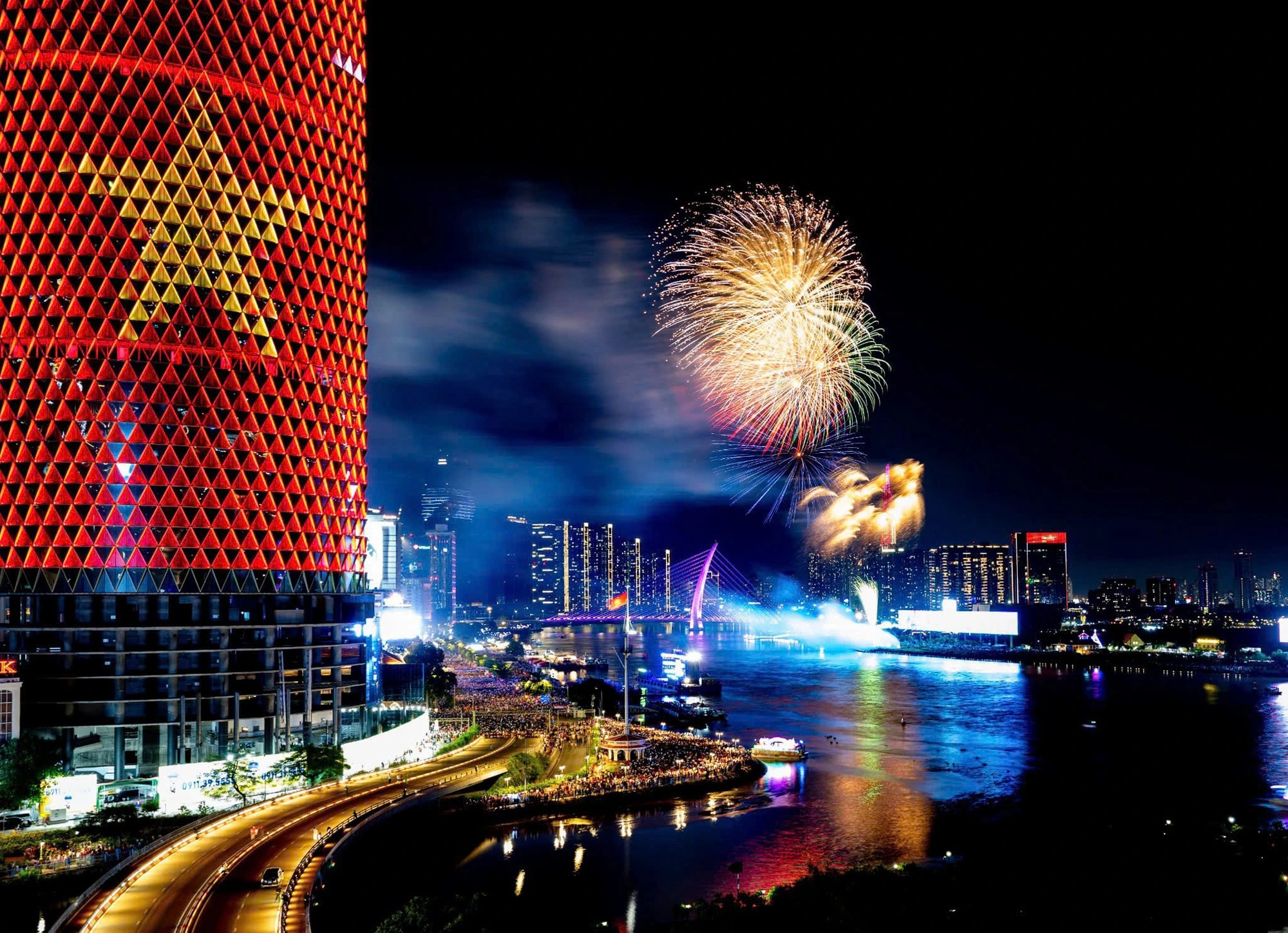 TP.HCM bắn pháo hoa kỷ niệm 51 năm Ngày Giải phóng miền Nam, thống nhất đất nước