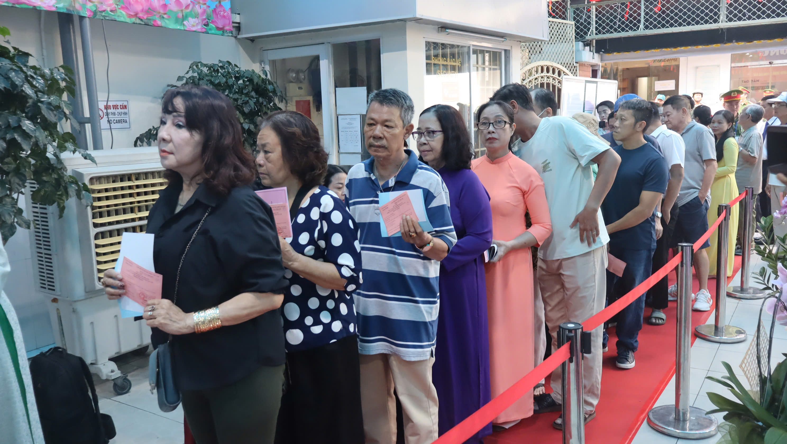 Kiều bào ở các nước luôn dõi theo cuộc bầu cử với niềm tự hào, sự quan tâm sâu sắc