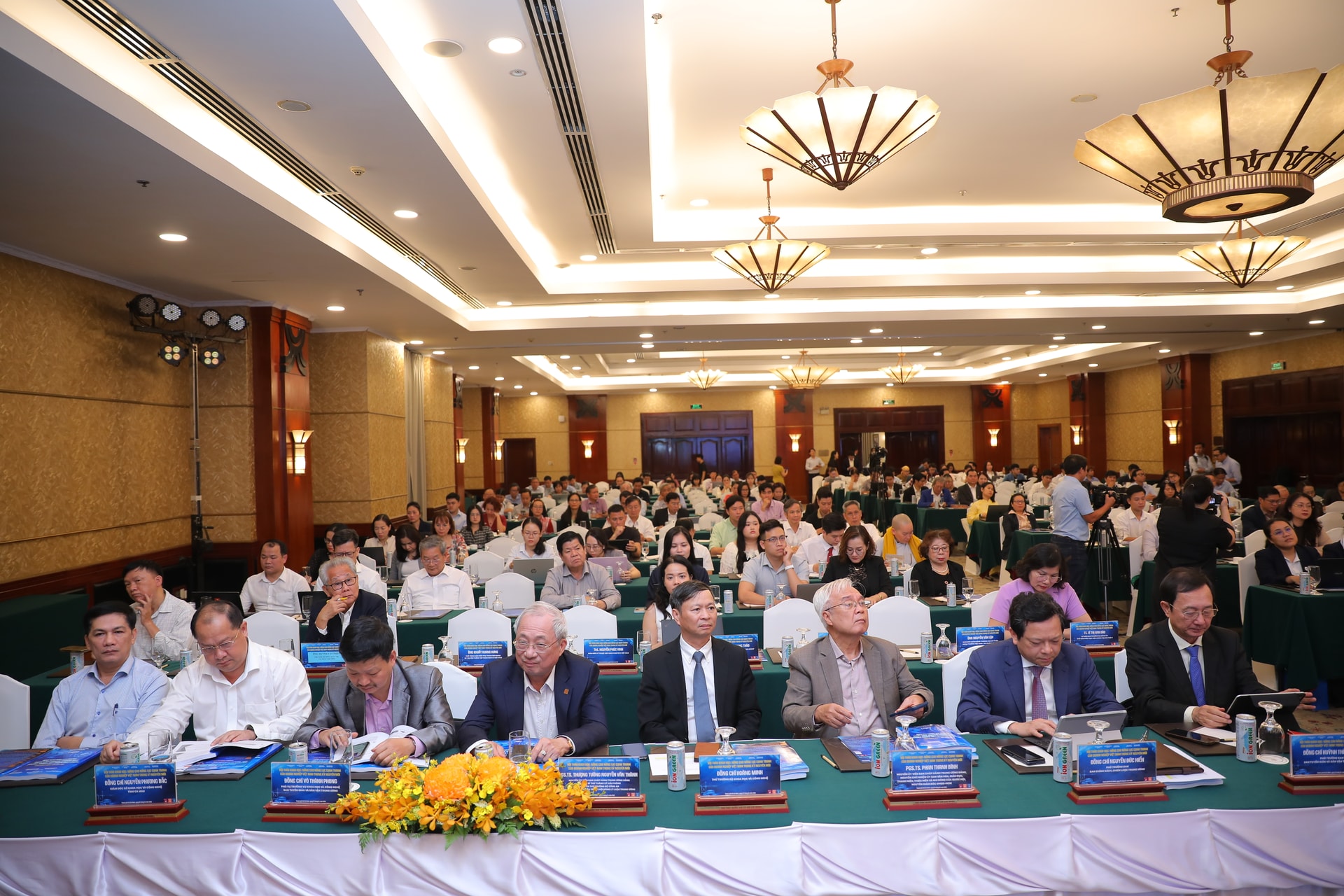 Nâng lực cạnh tranh của doanh nghiệp: Từ thực tiễn và kinh nghiệm quốc tế