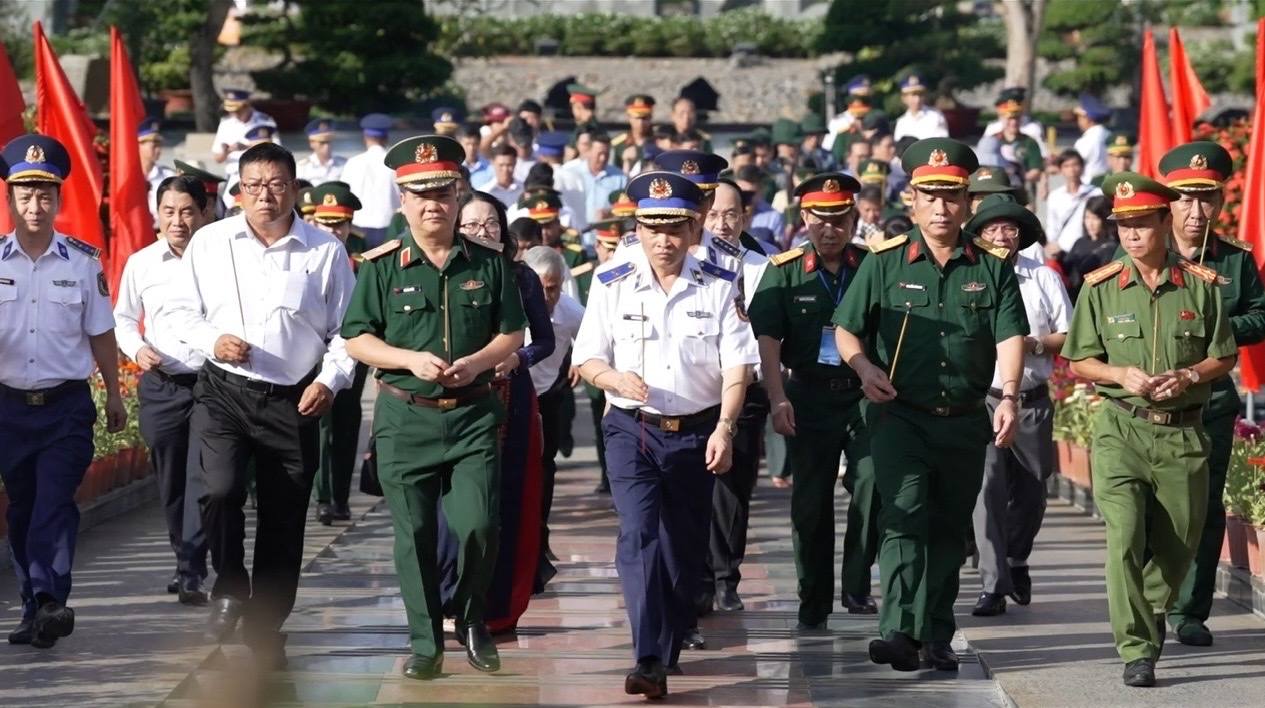 Đoàn công tác Cảnh sát biển Việt Nam thăm, tặng quà quân và dân Đặc khu Côn Đảo