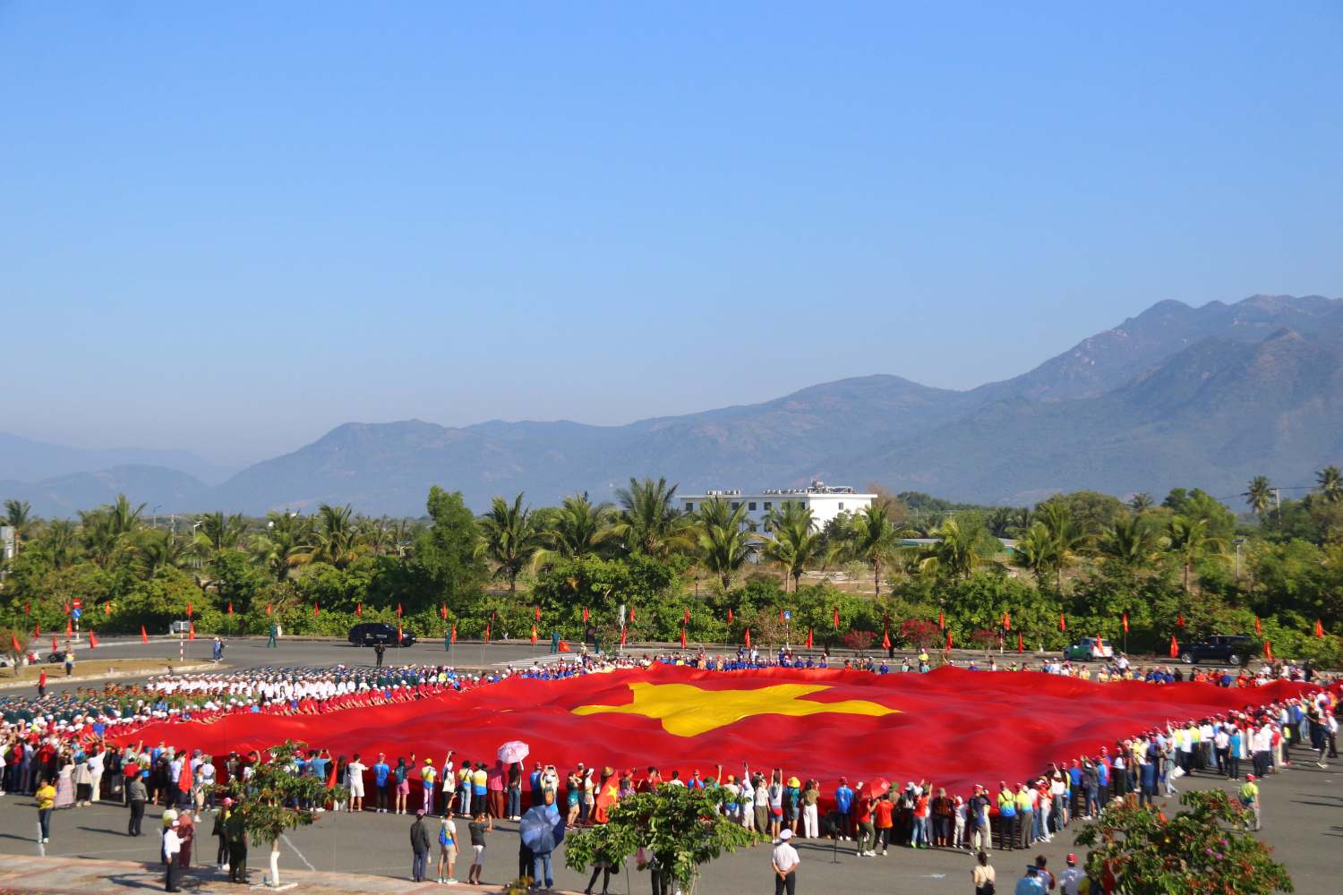 Lễ thượng cờ với hơn 1.500 người tham gia tại Khu tưởng niệm chiến sĩ Gạc Ma