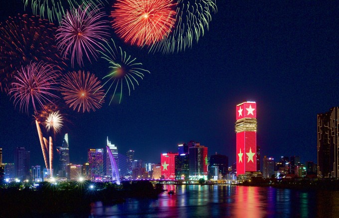 TP.HCM: Rực rỡ pháo hoa chào mừng đại lễ 30/4